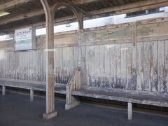 　西天下茶屋駅に到着。特急はじめ全列車が停車する交通の要衝でもある本線の天下茶屋駅と比べると、人影も少なく、何よりも剥がれ落ちているペンキを塗り直そうという意図が全く見えず、かえってものすごいレトロな雰囲気出しています。