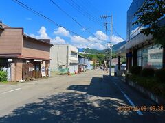駅北口から国道20号に向かって歩きます。