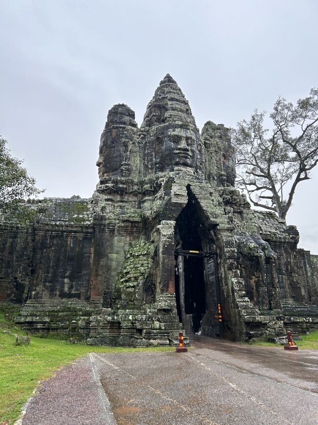 昨日のアンコール・ワットも<br />かなりの規模の遺跡でしたが、<br />この日のアンコール・トムはそれ以上に<br />広大な敷地の大きな遺跡！<br /><br /><br />かつての王宮の遺跡なのですが、<br />歴代の王様たちが少しずつ手を加えていて、<br />敷地内には寺院を含む、<br />たくさんの建造物があります。<br /><br />名前のアンコール・トムも、<br />「大きな都」という意味なのだそう。<br /><br />カンボジア王国のアンコール朝の王都<br />アンコール＝ワットに隣接しています。<br /><br /><br />入り口の南大門から中央のバイヨン寺院までが<br />約1.5キロもあるので、<br />今回はそこは歩かずに車で近くまで行ってくれるのだそうです。<br /><br /><br />ツアー、なんて楽なの！！✨<br /><br /><br /><br />↑この上の写真は、<br />最初のスポット、南大門です。<br /><br />四面に観音様が彫られています。<br /><br />アンコールワットはヒンドゥー教→仏教に<br />なった寺院ですが、<br />アンコール・トムは最初から仏教信仰に<br />基づいて造られています。<br />