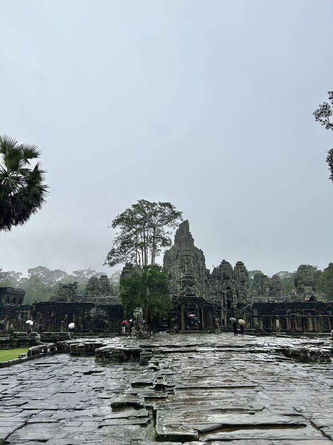 バイヨン寺院は、ヒンドゥー教と仏教の<br />混交の寺院跡。<br /><br />クメール語で、「美しい塔」という意味が<br />あるそうです。