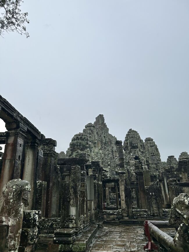 バイヨン寺院の１番の特徴は、<br />この塔の四面に彫られた観音様の彫刻。