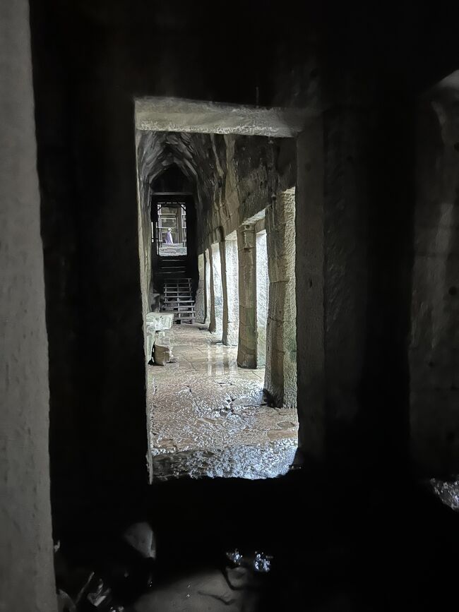 雨で濡れているので、滑らないように気をつけながら<br />回廊を見学します。