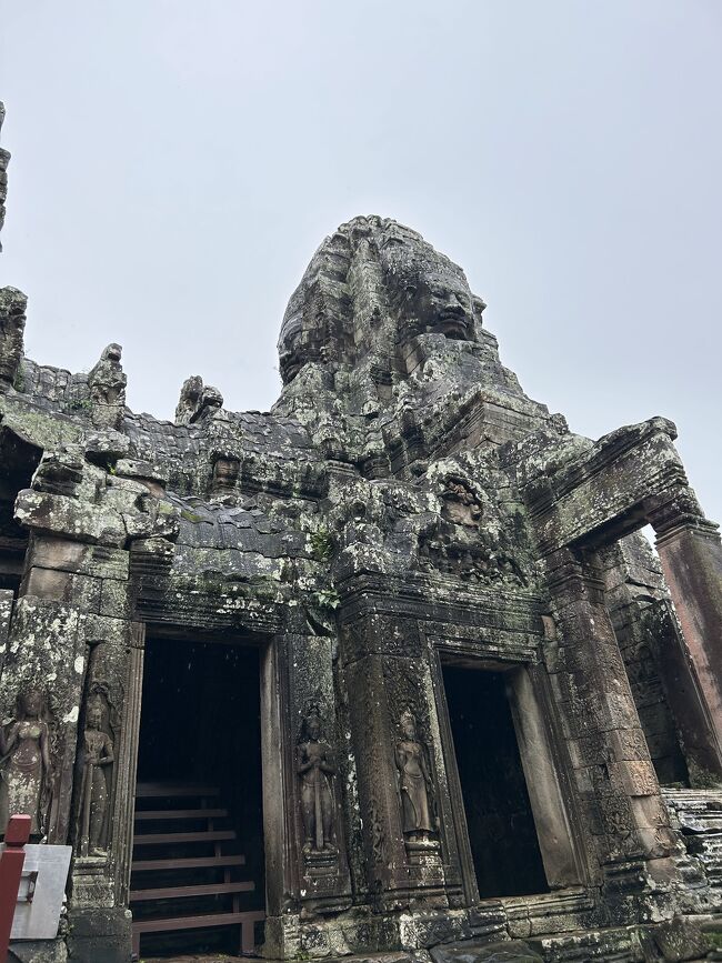 クメールの微笑と呼ばれる笑顔が印象的な<br />彫刻です。<br /><br /><br />回廊は、第一と第二の二つあり、<br />どちらにもレリーフがあるのですが、<br />第一回廊の乳海攪拌のレリーフは<br />あまり保存状態が良くないです。<br /><br /><br />屋根が崩れていてほぼ柱だけ…なので、<br />風化が進むんでしょうね💧