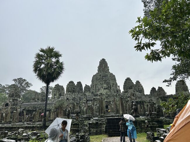 <br />バイヨン寺院からは徒歩ですぐ近くにある<br />バプーオン寺院へ。<br /><br /><br />こちらは途中で振り返ってみたバイヨン寺院。