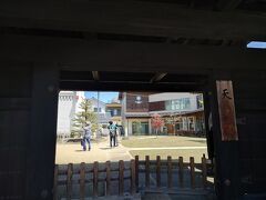 教会と幼稚園の入口に武家屋敷門があるのが面白い。