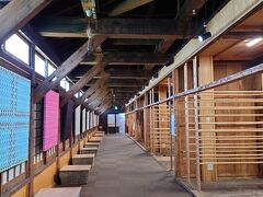 羽黒山に向かう途中に立ち寄った松ヶ岡開墾記念館。明治時代の蚕室を展示スペースとして開放している。