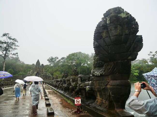 ちなみに、これは南大門なのですが、<br />西と北に同じ塔があるのと、<br />勝利の門と死者の門の５つがあるそうです。<br /><br /><br />この門からお濠を結ぶ欄干は<br />乳海攪拌をモチーフにした彫刻になっています。<br /><br /><br />今までの寺院は蛇神のナーガさんだけ…<br />というところが多かったのですが、<br />ここのはナーガを引っ張っている<br />神々と阿修羅もいます。