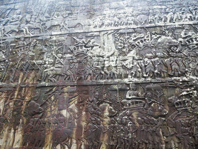ここのレリーフ、よく見ると、<br />ヤシの木に猿が登って実を取ろうとしていたり、<br />小鳥がご飯を食べていたり、<br />細かいところまで彫り込まれていので、<br />背景も楽しいです^ ^<br /><br /><br />このバイヨン寺院は、50近い塔に<br />110個を超える像が彫られているそう。