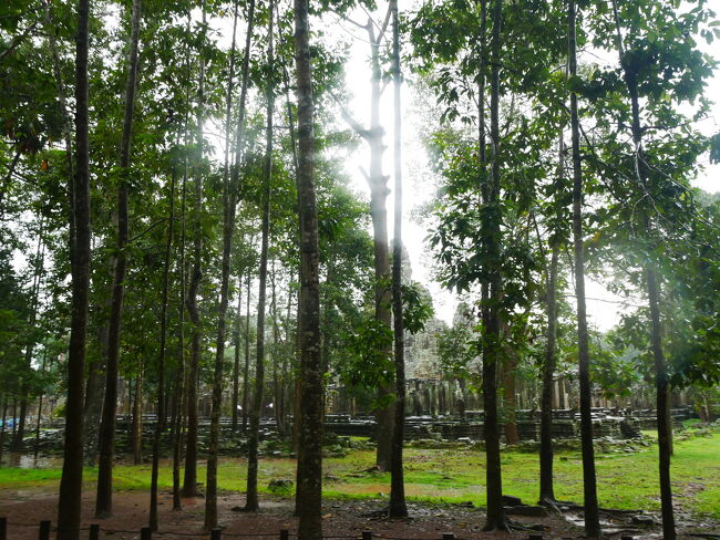 <br />バプーオン寺院は11世紀に建造されたと<br />言われており、<br />隠し子と言うなんだか意味深な意味をもつ、<br />ピラミッド型寺院です。