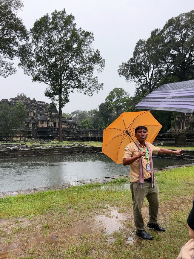 「昔は神さまのお風呂、今はお猿🐵のお風呂」<br /><br />…と、ガイドのソティさんが<br />説明してくれたのですが（笑）<br />実際に猿が入ってるところを<br />見たことがあるのだそうですよ。🐒笑<br /><br /><br />ちなみに、このあたり、野生のお猿さんたちが<br />結構な数いるのですが、<br />わたくし、子猿に飛びつかれましたので、<br />皆さまもご注意下さいね(^◇^;)<br />　<br /><br />バッグに食べ物が入ってると思って<br />寄って来ちゃうんですって。<br /><br />爆速で近くの警備員さんが飛んできて<br />🐒追っ払ってくれましたけどねチュー<br /><br /><br /><br />寺院内は今は残念ながら<br />フランス政府が修復作業をしているそうで<br />立ち入り禁止でした。<br /><br /><br /><br />が、この寺院の見どころは、<br />約200mあるながーい空中参道！