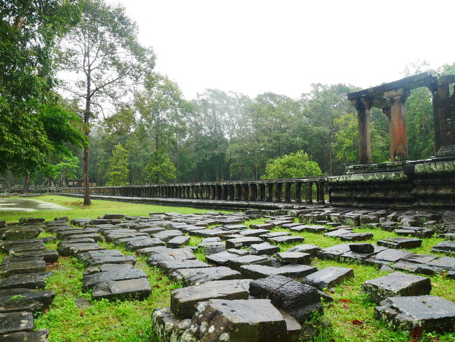 地上と天界を結ぶ役割をしてくれているのだそう。<br />東の塔門から寺院に向かって、<br />まっすぐに伸びています。<br /><br /><br />この参道には上がることが出来るのですが、<br />上り下りする木製の階段がちょっと浮いていて<br />フワッとする箇所がありましたので、<br />足元要注意です👀⚠️<br /><br /><br />そして、次はすぐお隣にある<br />ピミアナカス寺院へ。<br /><br />アンコールトムの遺跡群の中で<br />最も高台を築いた寺院です。