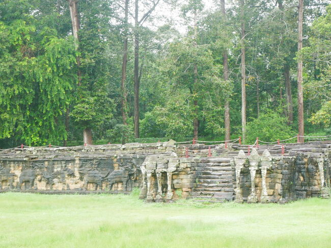 長さ300m以上の長いテラスなのですが、<br />ずーっとこんな風に、<br />象の彫刻が彫られています。<br /><br /><br />雨に濡れているから分かりにくいのですが💧<br />テラスはたくさんのガルーダ達に<br />支えられています。