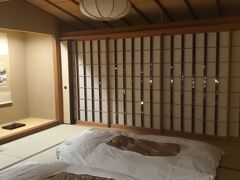 寝る準備万端のお部屋になってます。
お布団ふかふかで気持ちいい。

