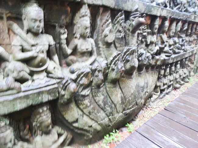 このテラスは上に登れるのですが、<br />ライ王のレプリカ像が置いてあります。<br /><br /><br />この像は手に指がなく、発見当時にそれを見た人が<br />ライ病（ハンセン病）を連想したのと、<br />ライ病を患ったとされる王さまの伝説もあったことで、<br />この像がその王なのでは…と、結び付けられました。<br /><br /><br />後々の調査で、実際には閻魔大王だった事が分かったんですけどね。<br /><br />お尻にそう説明文が刻まれていたそうです。