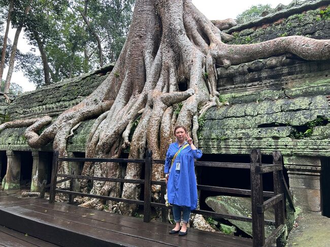 いつもなら自撮り棒とかを使って<br />セルフ撮影するところなんですが、<br />撮ってもらえるって楽ですね爆笑<br /><br /><br />が、人に見られているおかげで<br />ポーズが毎回✌️になりがち（笑）<br /><br /><br />ちなみに、ソティーさん、<br />１か所につき5～6枚撮って下さってました。<br /><br /><br />おかげで私のiPhoneの写真フォルダ、<br />自画像でいっぱいよーーー！<br /><br />感謝ーーー！