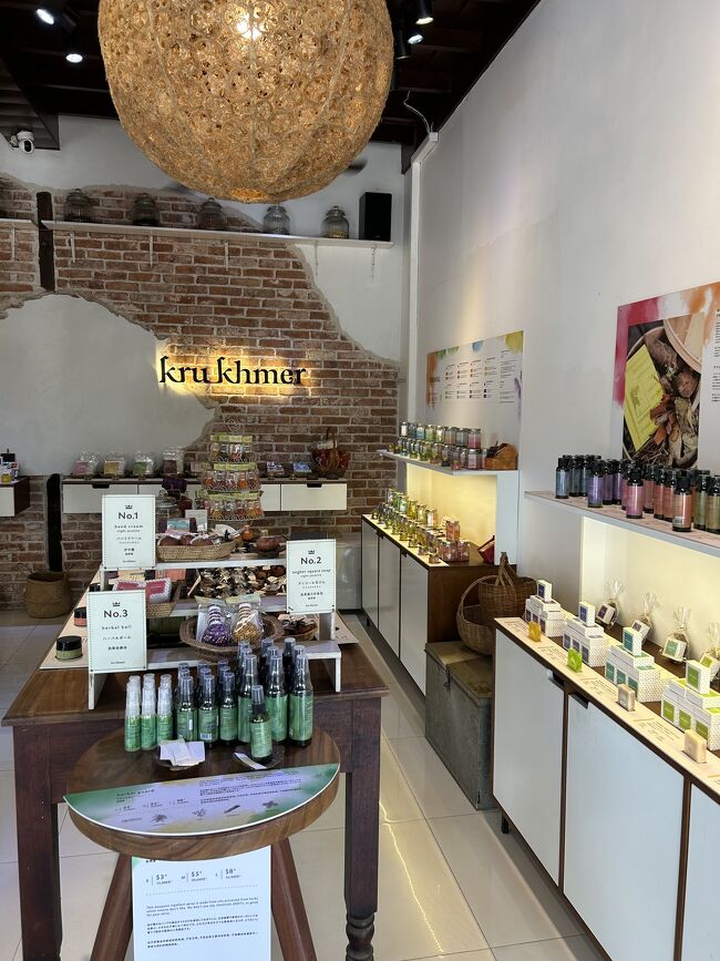 カンボジアの自然の恵みたっぷりの<br />石鹸やリップクリーム、入浴剤のお店です。<br /><br /><br />そしてこのお店の何が良いって、<br />全部の商品に定価がついてること！笑<br />　<br /><br />フライトの時間も迫っているし、　<br />ショッピングできる時間は限られています。<br />　<br />価格交渉であまり無駄な時間を使いたく無い…<br />というのが、わたしの本音。(^◇^;)