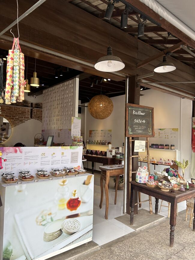 なので、こういうお店、<br />マジ助かる！！<br /><br /><br />日本人のオーナーさんのブランドで、<br />パッケージもかわいいので、<br />女子へのお土産にオススメです！<br /><br /><br />石鹸やリップバーム等はほとんど<br />1個＝$5 程度。<br /><br />クレジットカードも使えます！<br /><br /><br />わたしが買ったのは、<br />小さいアンコールワット石鹸が<br />たくさん入ったボトルと、<br />中にアンコールワットが入っている石鹸です。<br />