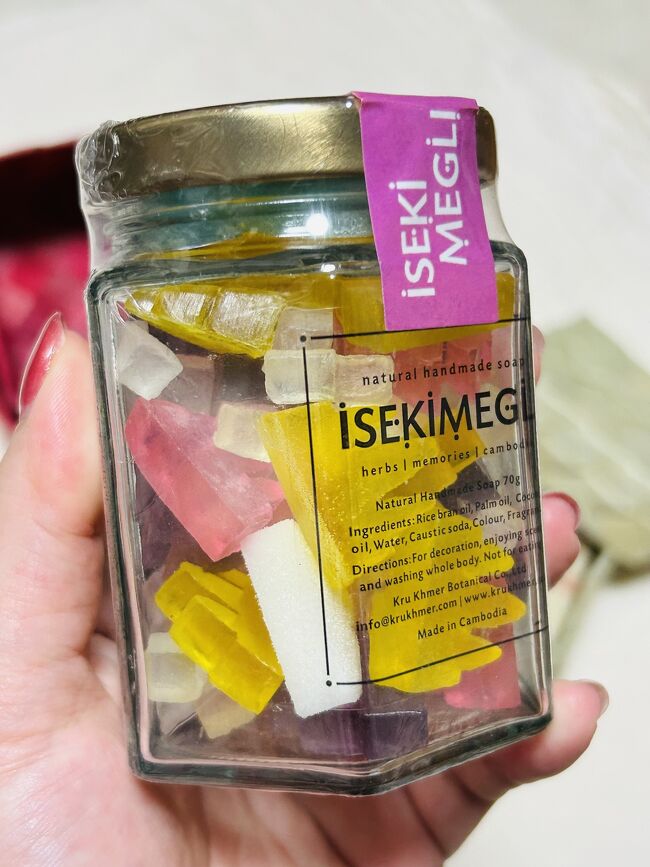 かわいい！！<br /><br /><br />お菓子は好みがあるけど、<br />石鹸はみんな絶対使うものだから<br />まとめ買いしていきましたよー！<br /><br /><br />オールドマーケットのあとは、<br />シェムリアップ国際空港へ。<br /><br /><br />前にも書きましたが、<br />シェムリアップ国際空港は<br />2023年10月16日から新空港への移転しています。<br />（私が行った時はぎりぎり旧空港の方でした。）<br /><br />遺跡の保護が主な目的なんだそう。