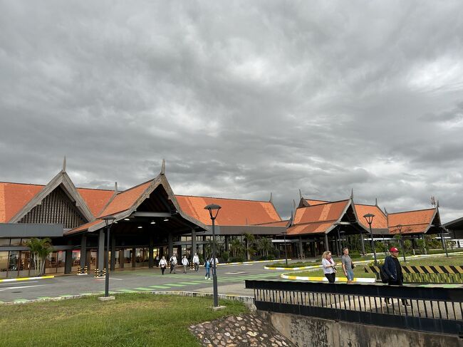 かわいい空港だけど、そういうことなら<br />仕方ない。。<br /><br /><br />初日のお迎えから約４日間も<br />お世話になった現地ガイドのソティーさんと、<br />同じツアーでご一緒させて頂いた方々と<br />記念に写真を撮ってから、<br />（ちょっと寂しい。。）<br />空港の中へ。<br /><br /><br />ベトナム航空のチェックインカウンターは<br />めっちゃ空いてました。（笑）