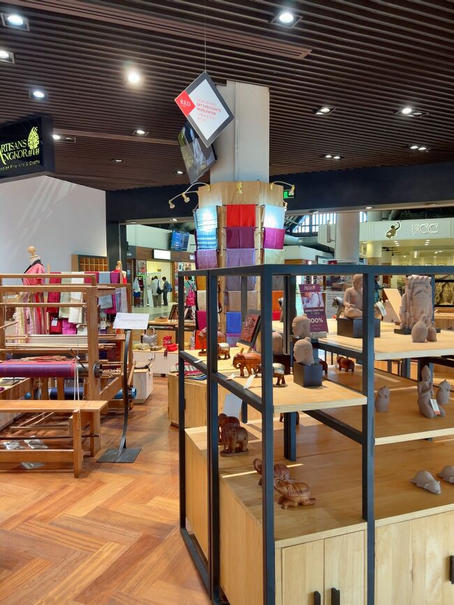 チェックイン→出国手続きが<br />国際線なのにほんとに大丈夫か？<br />…と思うくらい爆速。<br /><br />かなり早く出発エリアに<br />行くことが出来ました。<br /><br /><br />旧シェムリアップ国際空港の<br />出国手続き後～出発ゲートまでは、<br />必ず免税ショップを通らなければ行けない<br />ように配置されていました。<br /><br />素敵な商売根性です。（笑）<br /><br /><br />小さい空港なので、それほど店舗数は<br />多く無いのですが、<br />かわいいお土産ショップや<br />ナチュラルコスメのお店等、<br />わたし的にはツボなお店が多かったです。<br />