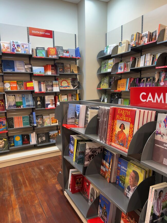 この写真の本屋さんは、<br />クメール料理のレシピ本が面白くて<br />ちょっと惹かれたんですが、<br />レシピにある調味料が<br />我が家にはひとつも無かった<br />ので、やめておきました(^◇^;)