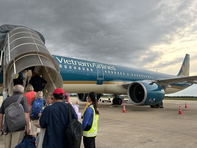 行きと同じく、<br />帰りも徒歩で飛行機へ向かいます。<br /><br />欧米の方は荷物が少ない人が多いのかな？<br /><br />機内にキャリーを持ち込む率が<br />高かった気がします。<br /><br /><br /><br />帰国便は、ホーチミン（ベトナム）の<br />タンソンニャット国際空港で乗り換え。<br /><br /><br />ホーチミンに着陸する前に見た<br />街の夜景がとても綺麗でした！！<br /><br /><br />さすが大都会！！