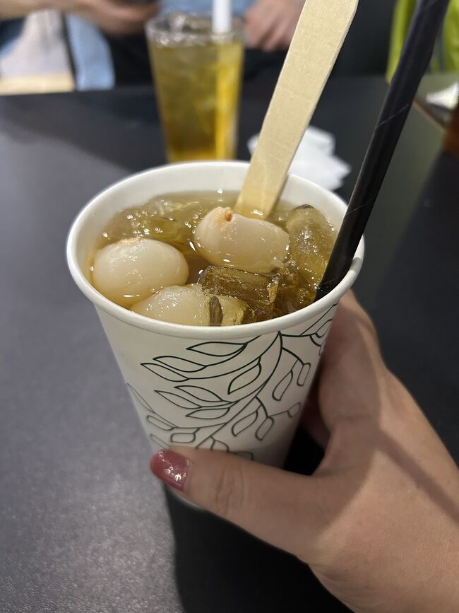 ベトナムはやっぱりごはんが美味しい！✨<br /><br /><br />この３階のフードコートですが、<br />入国審査（２階になります）を過ぎて<br />すぐのところに、<br />エスカレーターがあります。<br /><br />左右の通路に入って出発ゲートの方に行くと<br />３階に登れるエスカレーターが無いので<br />ご注意くださいね！<br /><br />フードコートからは<br />飛行機の発着陸を見ながらご飯が食べられます。<br /><br />クレジットカード💳OKでした。<br /><br /><br /><br />同じツアーだった方とご一緒させて頂いて、<br />ゆっくりごはんとお茶を楽しんだあとは、<br />２階の出発ゲートのフロアに戻ってお買い物。<br /><br /><br />最後までしっかり旅は楽しまないと！（笑）<br /><br /><br /><br />おまけ。<br /><br /><br />タンソンニャット→福岡便で出してくれた<br />朝ごはん（機内食）。