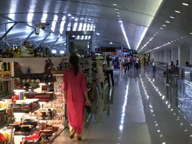 タンソンニャット国際空港は、<br />とても大きな空港！！<br /><br />お土産物屋さんもカフェやフードコートも<br />（もちろん免税店も）　<br />たーくさんあります。<br /><br />しかも、夜中まで営業してますので、<br />私たちのような深夜便でも、<br />搭乗直前まで楽しむことができますよ！<br /><br /><br />私たちは３階のフードコートへ行きました。