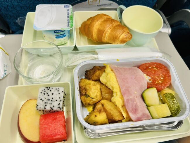 味は美味しかったです！<br /><br />が、離陸して３時間半で起きて<br />これを食べる感じなので、<br />（福岡空港へは5時間しかかからないから…）<br />このフライトではしっかり寝れないですね（笑）<br /><br /><br />関空や東京だと、<br />もう少しフライト時間が長いので<br />ゆっくり眠れると思います♪<br /><br /><br />🔸🔸🔸🔸<br /><br /><br />福岡空港へは無事に定刻通りに到着?。<br /><br />久しぶりの海外でしたが、<br />大好きな遺跡巡り、とても良かったです！<br /><br /><br /><br />カンボジア、必ずまた再訪しよーーっと！！<br />