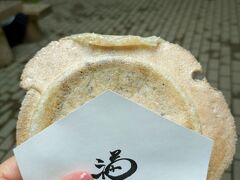 神宮茶屋
境内の【六花亭神宮茶屋店】に並び、限定スイーツ「焼きたて福レ餅」を購入。
これこれ～やけど注意です。
大福餅を、熱々に熱した鉄板に、挟んで焼くだけ。
ぺっちゃんこになったお餅のまわりはカリッと、中央部分はお餅と餡がもっちりとしていてとても美味しい。
