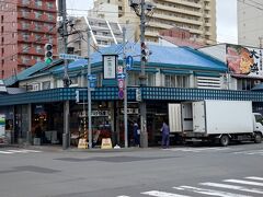 次は、大倉山ジャンプ競技場へ行こうと円山公園駅のバスターミナルへ。
バス停はあったけど、時刻表がない。
案内所は閉まっていて、バス旅の太川さんみたいに調べてもらえない。
タクシーに乗って行ったところで、帰りはどうするんだ。
何十年か前だけど、大倉山に行ったことあるしね、無理して行くこともない。

で～地下鉄で大通駅まで戻り、二条市場へ。