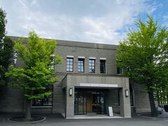 千歳に到着してレンタカーを借りたら、どこに行きましょう？
ノープランだったのですが、北海道博物館に行ってみようかということになりました。
近くに六花亭があるので、軽めにお昼ご飯を食べていくことに。