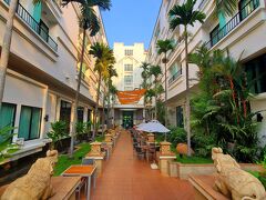 中庭にも素敵なテーブル席がありますが、
暑いので、ほとんど利用者がいません。