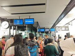 乗り継ぎを経てウィーン国際空港へ到着！

現地時間14:10頃です。

左側がEUのみ。
それ以外はオールパスポートです！

前に並んでた人はインド人？のようで5分以上かかってましたが、私や母はものの数秒で特に何も聞かれず入国出来ました☆

そう言えば！
特に入国の用紙など書かずに入国出来ました☆
パスポートとeチケットをみせましたよ(^^)