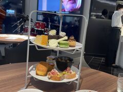 アフタヌーンティーはちょうどいい量です。楽器の形をしていて、とても可愛らしいです。
紅茶はロンネフェルトのものでとてもおいしかったです。追加料金を払えば、アルコールも飲むことができます。
