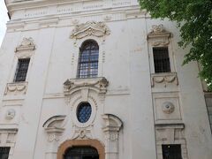 ここから一旦ホテルに行ってチェックイン。
ホテルのお兄さんが地図を使って丁寧に「ここに行った方がいいよ」という観光案内をしてくれました。
その中でストラホフ修道院にはぜひ行ってみたくなり即直行。
プラハ城の帰り道、坂をうねうねしながら登っていくトラムを見て、「あれに乗ってみたいな」と思っていたのですが、丁度そのトラムがストラホフ修道院にむかうものでした。
写真を撮っていませんが、トラムの旅は街の雰囲気を味わいながら進んでいくのでとてもいいものです。24時間券大活躍。
ということでストラホフ修道院に着きました。