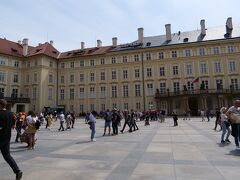 旧王宮から巡ります。
王宮内の部屋の一部が公開してあり、一時期プラハがヨーロッパの中心だったんだなーという歴史を感じます。