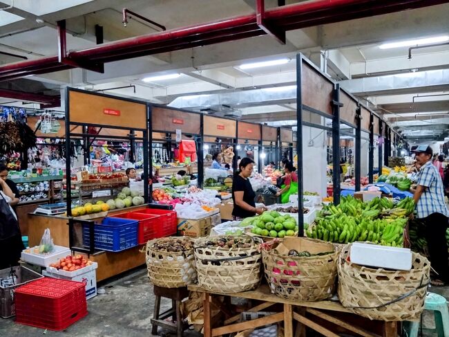 ウブド王宮前のウブド市場を覗く。