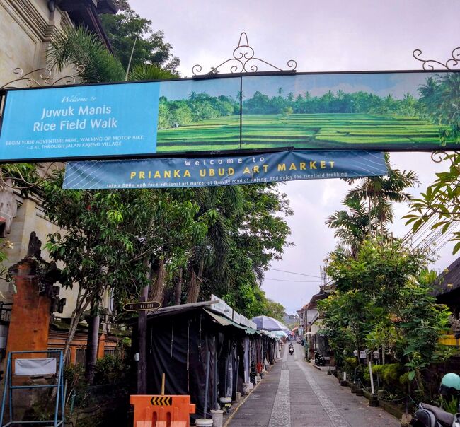 王宮近くのわき道に入り、ライスフィールドウォークの看板をくぐる。<br /><br />両側は多くの土産物屋が並んでいるが、まだ8時半であり、店舗は閉まっている。