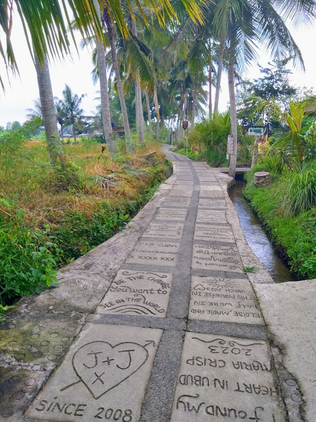 サイン入りの石畳が続く。時々散歩の人とすれ違う。