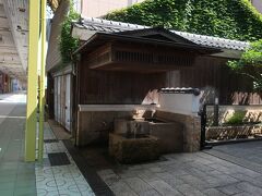 商店街の脇にある真名井の名水。
実際に飲むことができるみたいです。