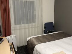 シングルの部屋　狭いです　トリップ.comで6500円ぐらいで取れました　エアチケットも取ったので割り引かれてるみたい