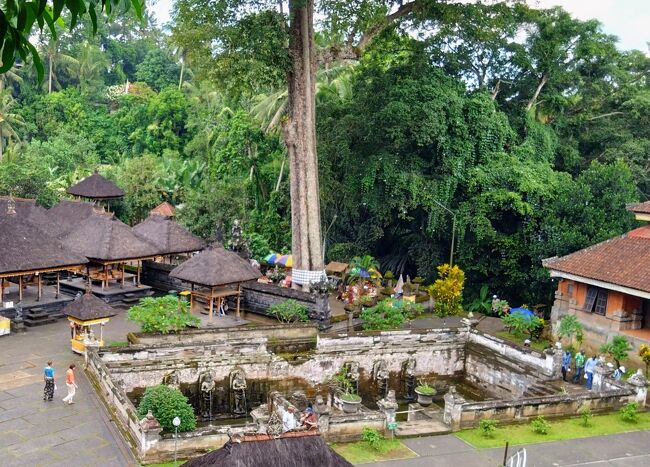 ゴア・ガジャに入場する。500円<br /><br />短パンのため、腰巻（サロン）を借りて巻く。<br /><br />高台から、中央の沐浴場が見えた。