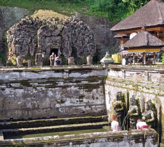 沐浴場の向こうに、入口の上の大きな顔が彫られているのが特徴の石窟寺院。<br /><br />この洞窟がメインの見所。<br />