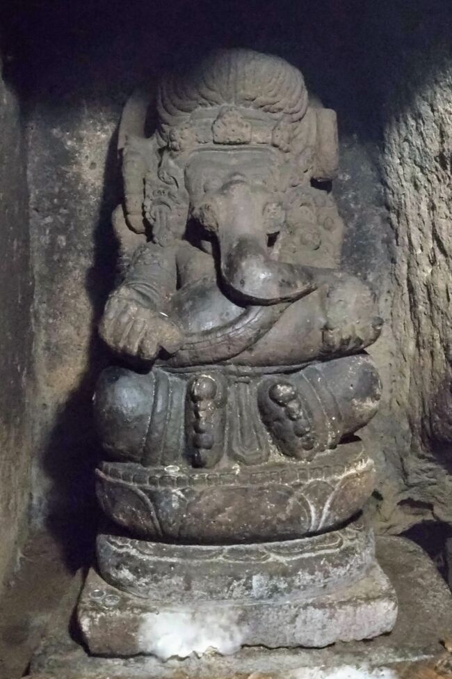 うす暗い洞窟の中。<br /><br />左奥にガネーシャ像。