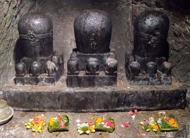 右奥に三大神のリンガが祀られていた。