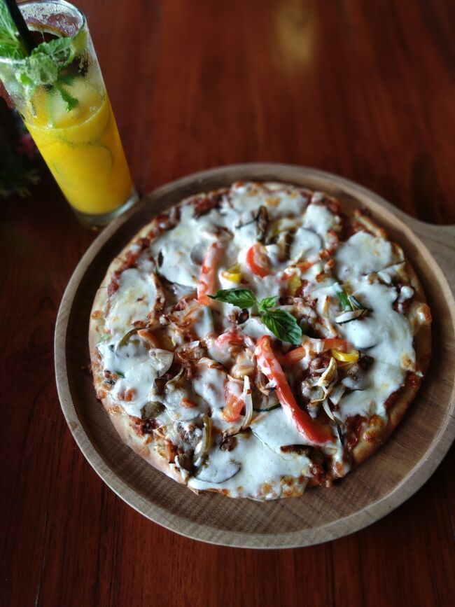 ホテル近くのシークレットガーデンビューティーカフェで、ランチ（ピザ）を頂く。<br /><br />11時ホテルに戻り昼寝。12時雨音で起きる。<br /><br />13時、ホテルを出て、通りを東に歩いてバスを待つが、バイクタクシーが声を掛けてきたので、ゴア・ガジャに行く。300円