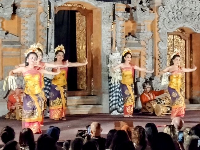 初めはガラン？の演奏だけ、次に女性の7～8人が踊る。<br /><br />あの手の動きが変わったやつだ。