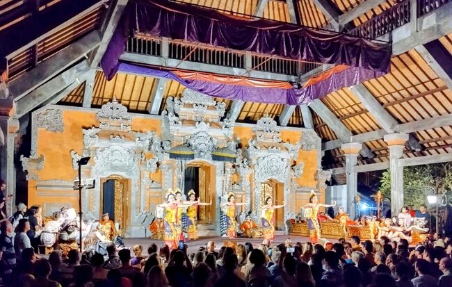 王宮のステージに早めについて、良い席を確保したが、19:30の開始10分前から、スコール。<br /><br />結局、道を挟んだ屋根付きのステージに移動となり、19:40より開始となった。<br /><br />