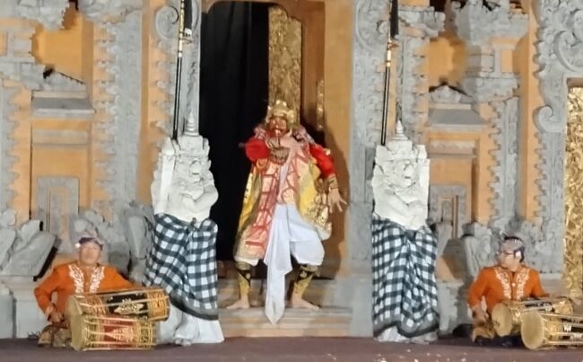 次は仮面を被った大柄な男性、<br />オモローな動き、最後に後ろ向きのシーンが長かったので、これは仮面の早着替えか、と思ったが、同じ仮面のままであった。<br /><br />今度は女性単独、ここでもう蒸し暑さに耐えきれず、中座してホテルに戻った。<br />あー、暑さに弱く、つらい。